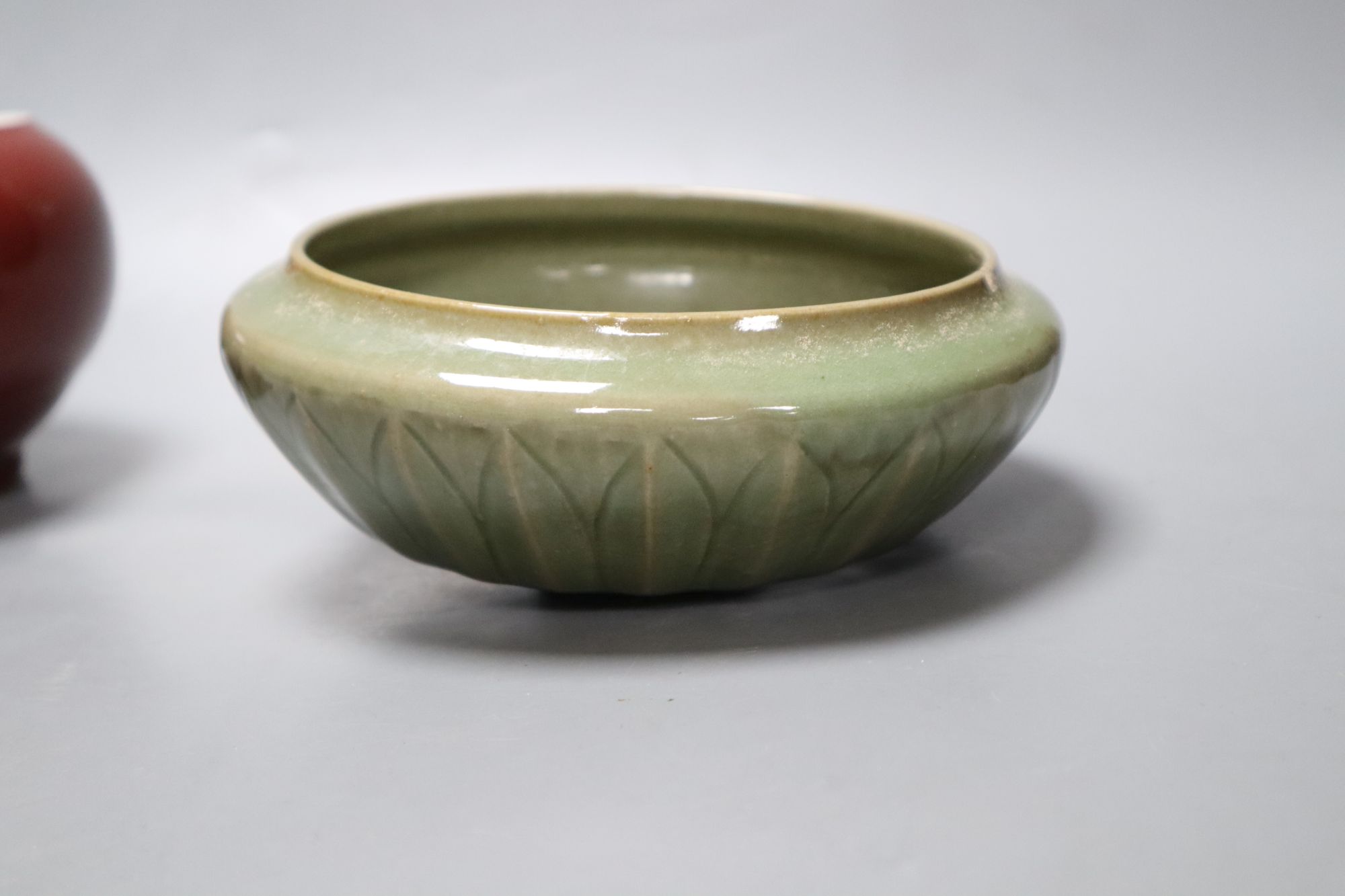 A Chinese sang de boeuf bowl and a celadon bowl, largest diameter 18cm